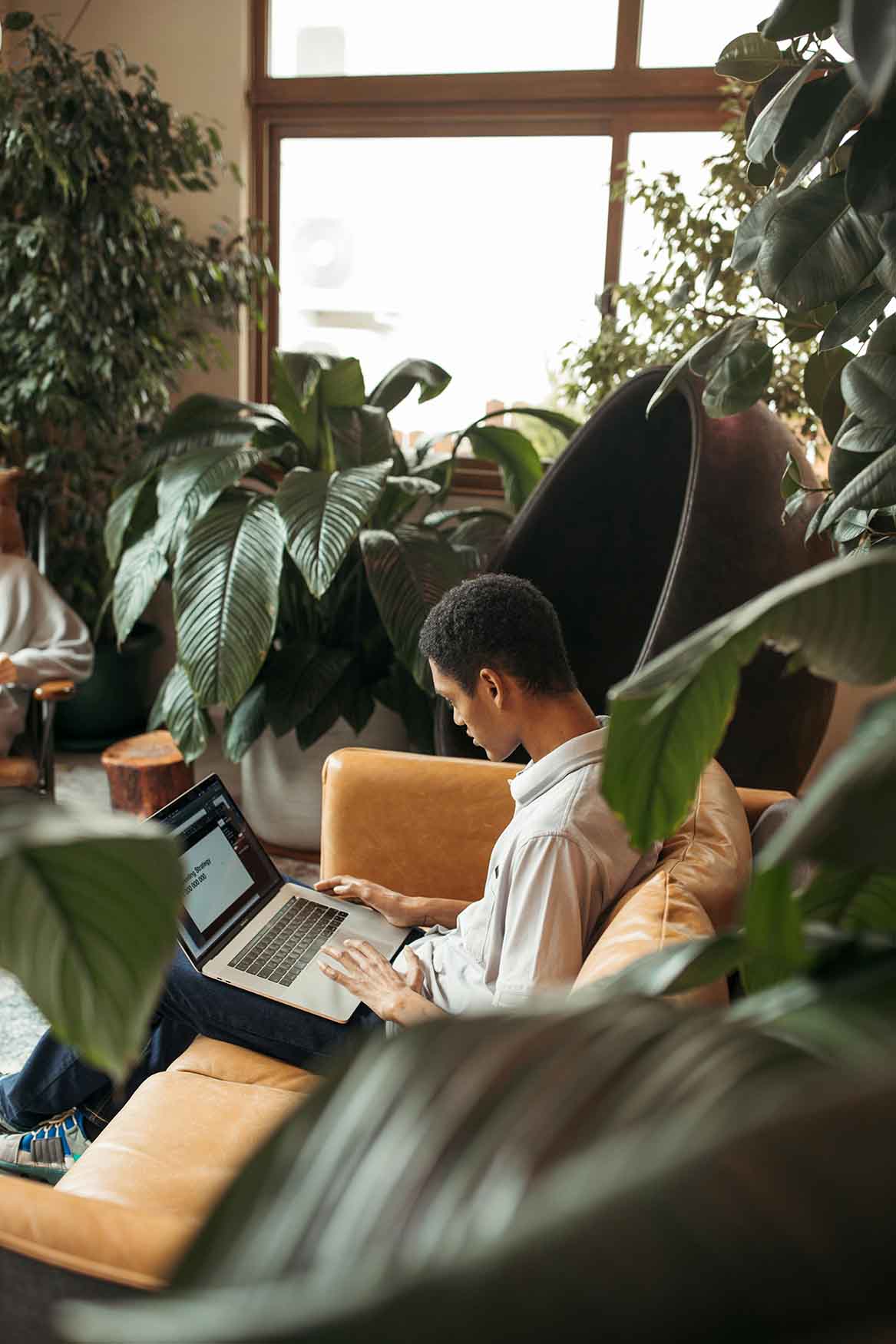 Udvikler på kontor med planter